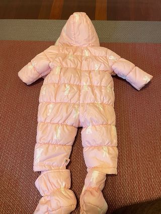 Buzo de bebé rosa con estampado de conejos