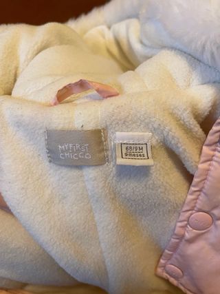 Buzo de bebé rosa con estampado de conejos