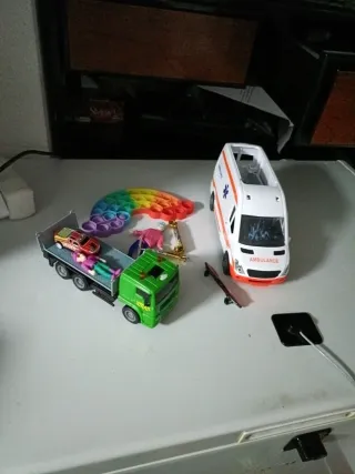 Lote de Juguetes: Camión, Ambulancia y Más