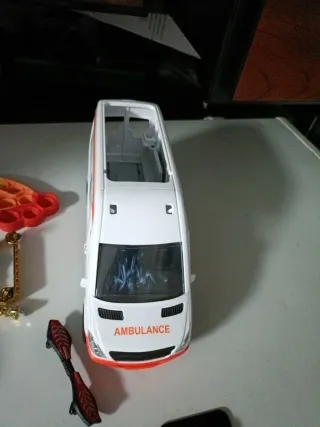 Lote de Juguetes: Camión, Ambulancia y Más