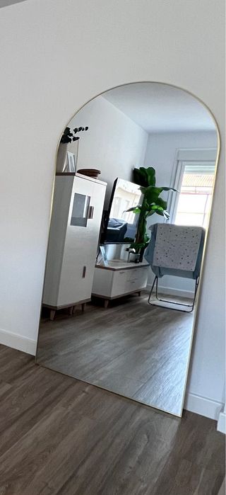 Espejo de pie dorado con marco metálico