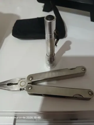 Navaja y linterna con funda