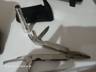 Navaja y linterna con funda