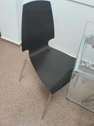 Mesa de comedor de cristal y metal