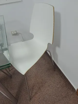 Mesa de comedor de cristal y metal