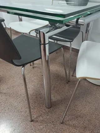 Mesa de comedor de cristal y metal
