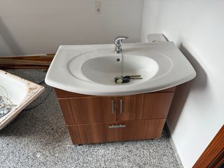 Mueble de baño con lavabo de madera