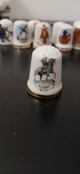 Collezione di ditali in porcellana