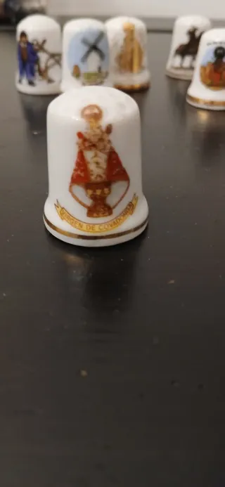 Collezione di ditali in porcellana