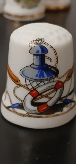 Collezione di ditali in porcellana