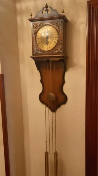 Reloj de pared de cuerda antiguo
