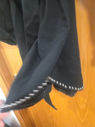 Vestido negro con tachuelas