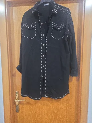 Vestido negro con tachuelas