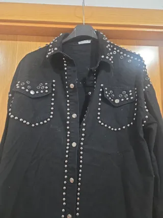 Vestido negro con tachuelas