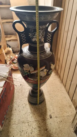Anfora antica con disegni greci