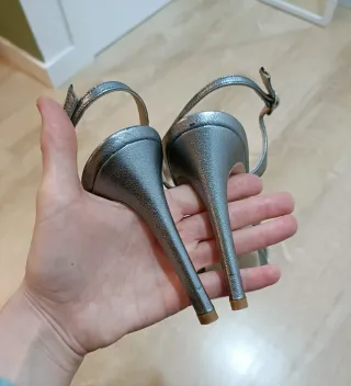 Zapatos de tacón plateados