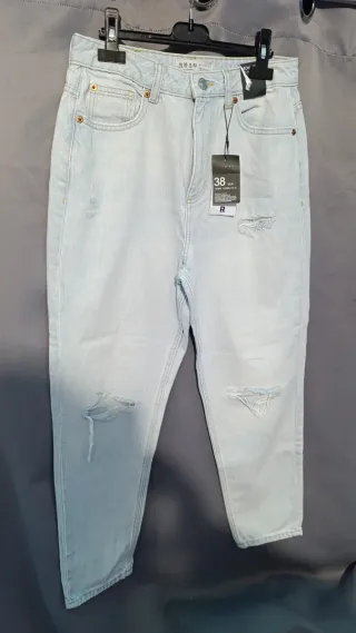 Se vende Pantalón vaquero desgastado NUEVO 15€