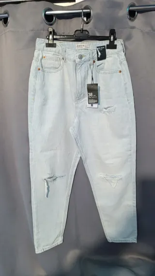 Se vende Pantalón vaquero desgastado NUEVO 15€