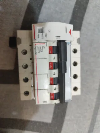 Magnetotérmico Legrand DX3 C20 con reconectador