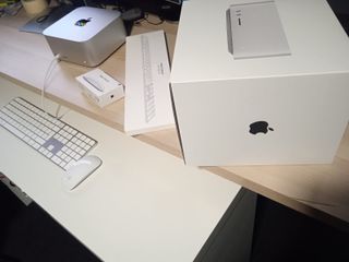 Mac Studio M4 Max 2025 Casi Sin Uso tecladoy mouse