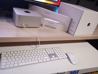 Mac Studio M4 Max 2025 Casi Sin Uso tecladoy mouse