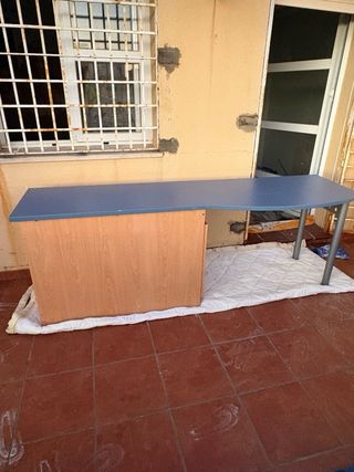 Escritorio madera y azul