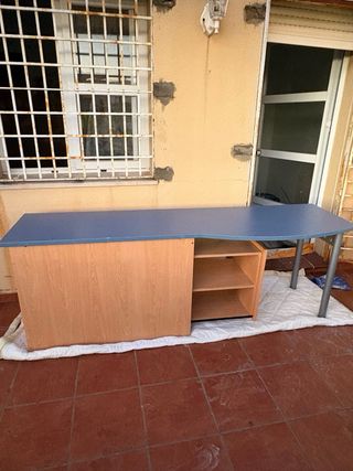 Escritorio madera y azul