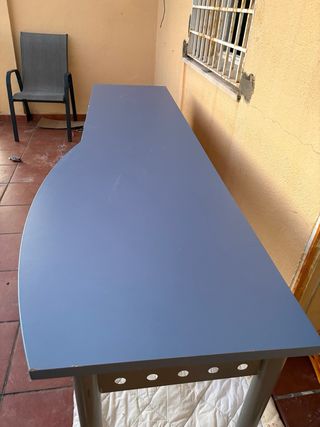 Escritorio madera y azul