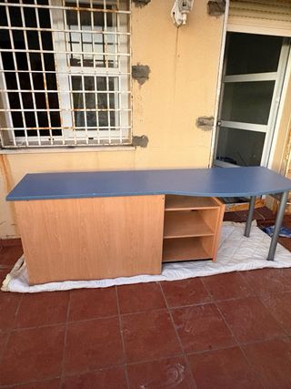 Escritorio madera y azul