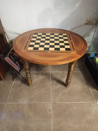 Mesa de ajedrez redonda de madera oferta