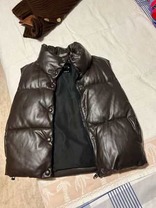 Chaleco acolchado efecto piel