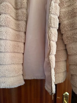 Abrigo rosa peludo con capucha