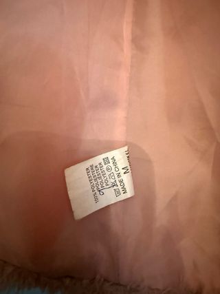 Abrigo rosa peludo con capucha