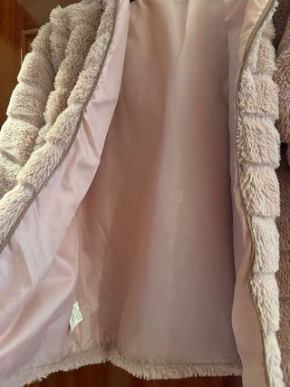 Abrigo rosa peludo con capucha