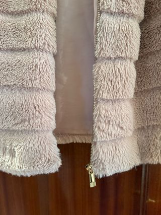 Abrigo rosa peludo con capucha