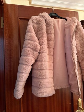 Abrigo rosa peludo con capucha