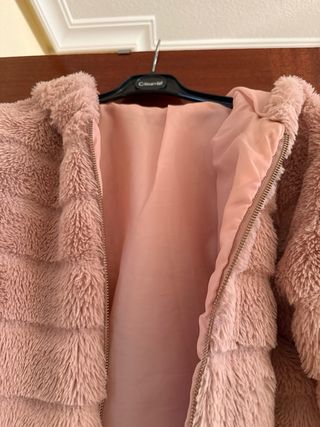Abrigo rosa peludo con capucha