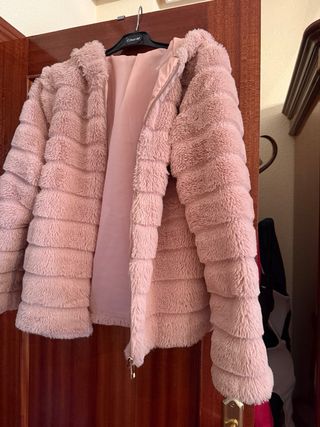 Abrigo rosa peludo con capucha