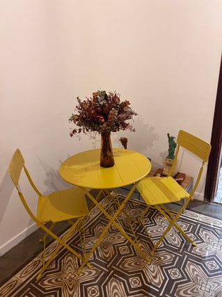 Mesa y 2 sillas plegables amarillas