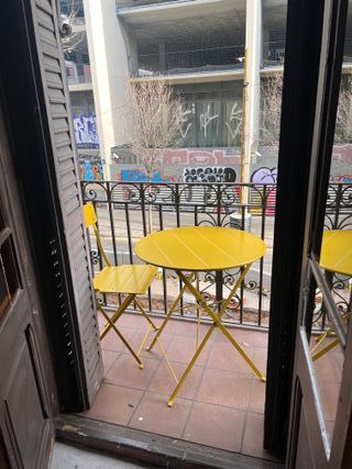 Mesa y 2 sillas plegables amarillas