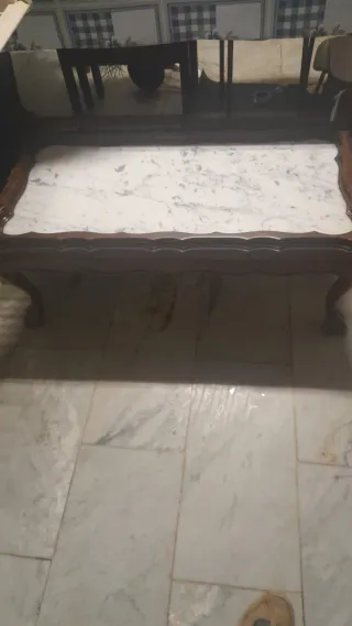 Mesa baja de madera con centro de mármol