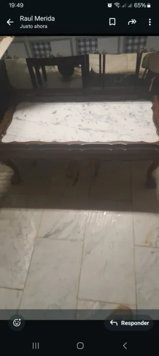Mesa baja de madera con centro de mármol