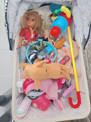 Carro de muñecas clásico con juguetes variados