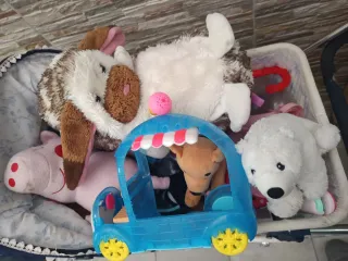 Carro de muñecas clásico con juguetes variados