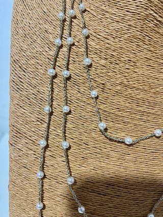 Collar de nolitas blancas y cadena dorada