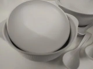 3 ciotole per zuppa cinesi con cucchiai e coperchi