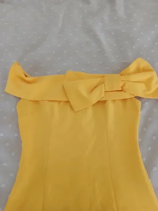 Vestido amarillo elegante con lazo
