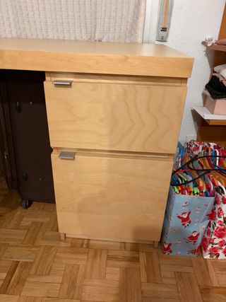 Escritorio grande de oficina con cajonera