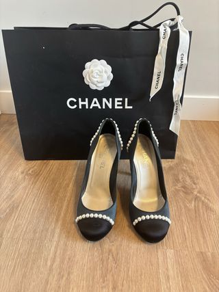 Zapatos de Chanel de satén con perlas