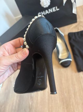 Zapatos de Chanel de satén con perlas